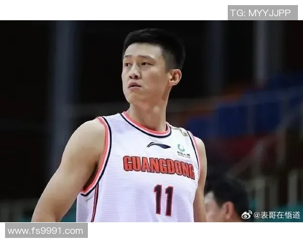 周鹏：从篮球场上的传奇到生活中的榜样，展现不屈精神与坚持信念的故事